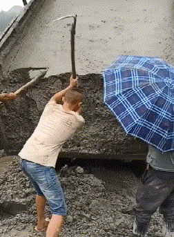 |搞笑GIF:骚年,抢一次镜头就好了,非要被打了才知道错