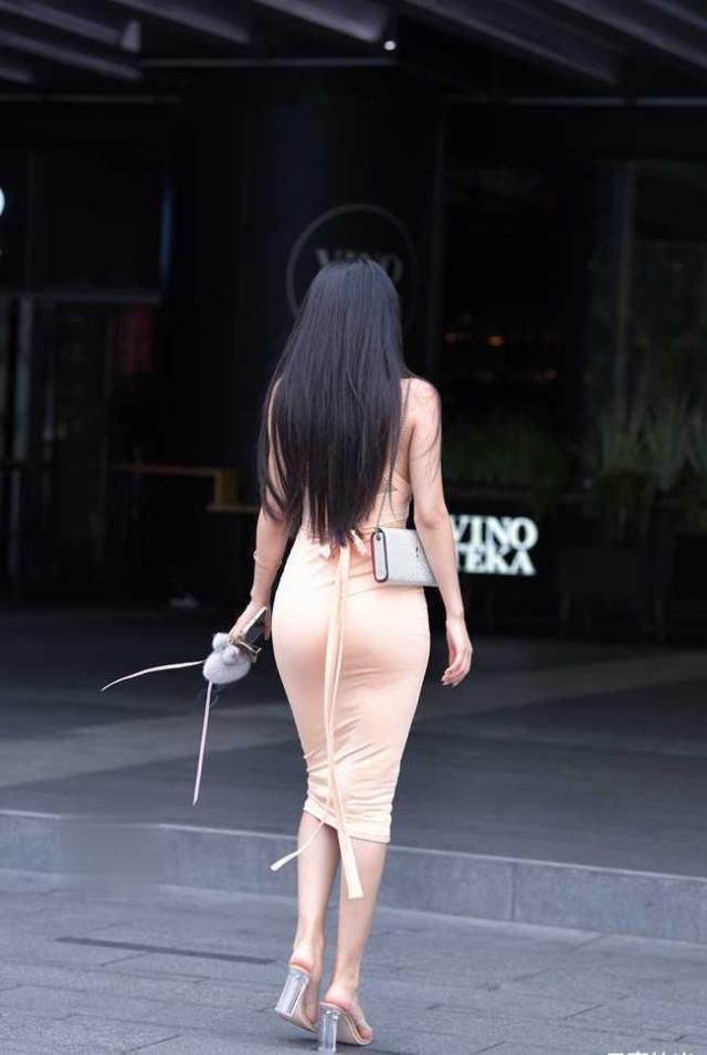 走在街上,这种身材配连衣裙,“老司机”也开不动