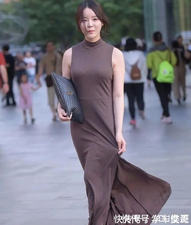 高跟鞋 “A字裙”的潮流已经没有了,今年流行“马甲裙”,又瘦又洋气!