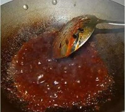 糖醋里脊色泽红亮,酸甜可口,最吸引人的是外焦脆,里软嫩的口感