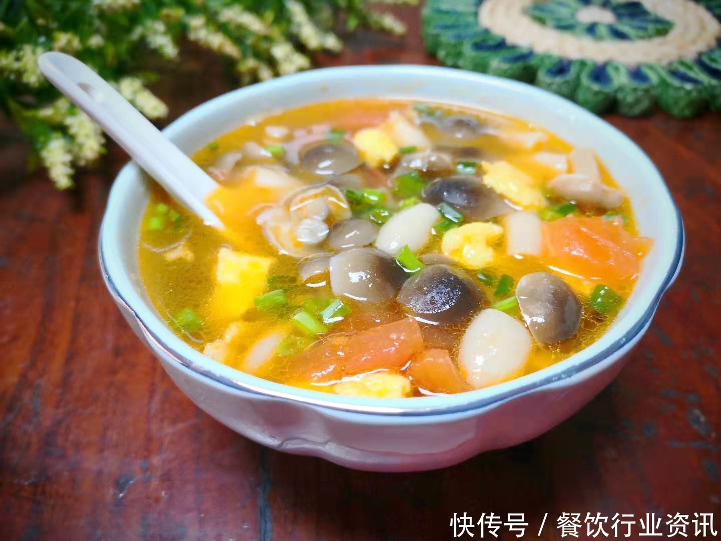 最近特爱这个汤,不放肉也很鲜,十分钟煮好,简单又省事,好喝