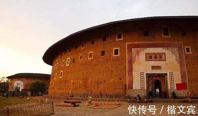 建筑群|中国客家土楼，墙体为泥块里面无铁无水泥，却能屹立600年不倒