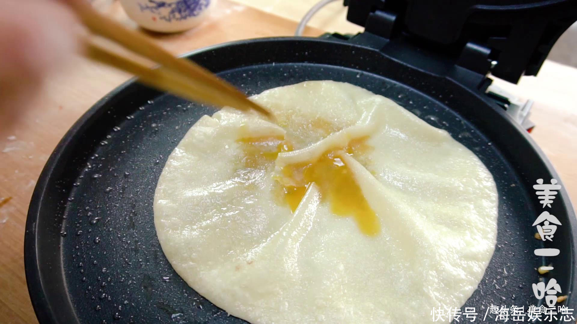 鸡蛋灌饼最简单做法，到锅个个鼓大泡，1张饼1个蛋，烙出来真香