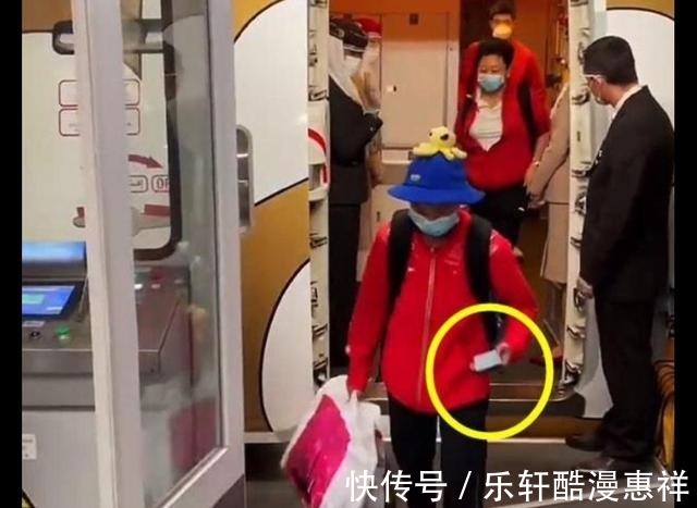 中国游泳队|全红婵安全回国,全程低头玩手机,已经向家人报平安,满载而归