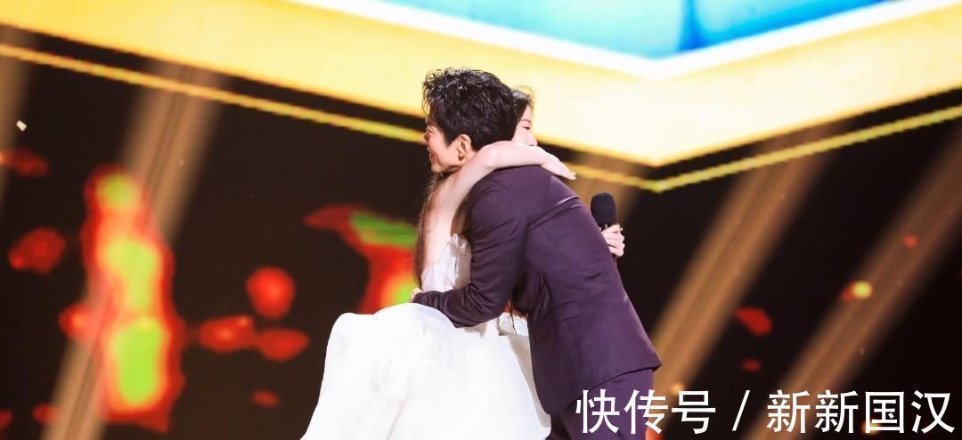 她是好声音年度总冠军,年仅18岁的她,不听导师言毅然出道了