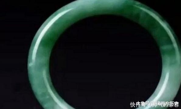 她旅游“败家”买翡翠手镯,专家句句差评,估价却惊动全场观众