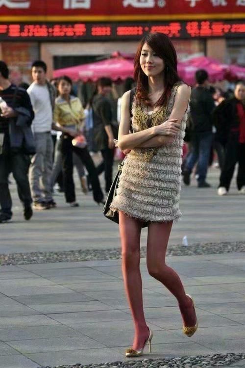 身材|街头拍摄:长发美女身材既性感又迷人