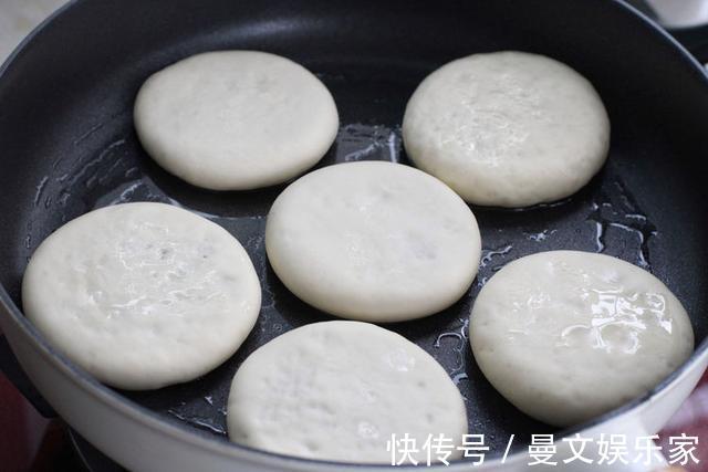怎样做红糖发面饼最好吃教你一招,保证皮酥馅香,越吃越想吃