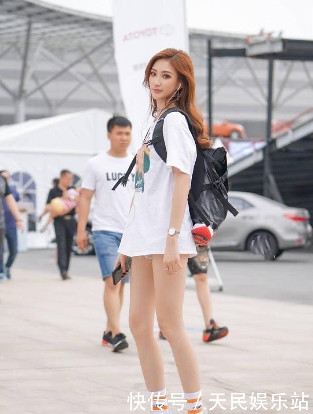 清新|小姐姐气质独特，一身清新可人的穿搭，显得格外柔美性感