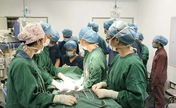 报喜|女子生下双胞胎,护士正要报喜,医生急忙阻止,让护士别吭声