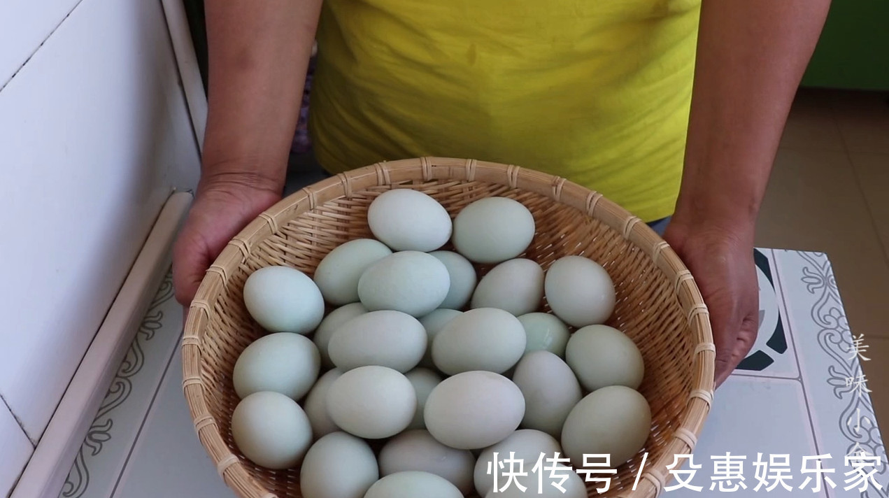 40年腌咸鸭蛋的老方法，100％冒油起沙，2分钟学会，10天就能吃