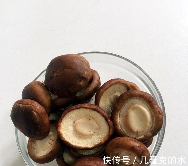 烤盘|香辣烤香菇,口感软绵,味道鲜香!