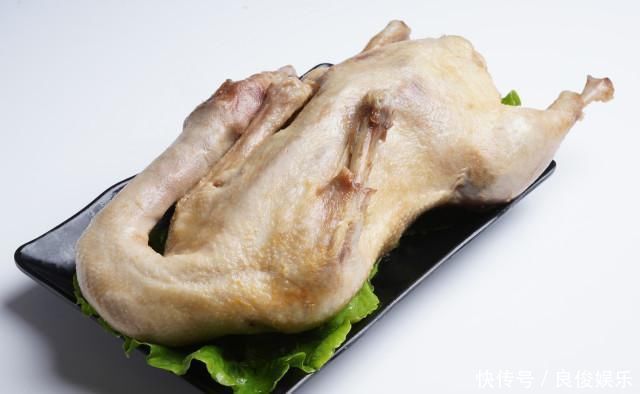 盐水鸭非常简单,重要用90度水焯,白米醋除腥,香辛料仅用八角、麻椒