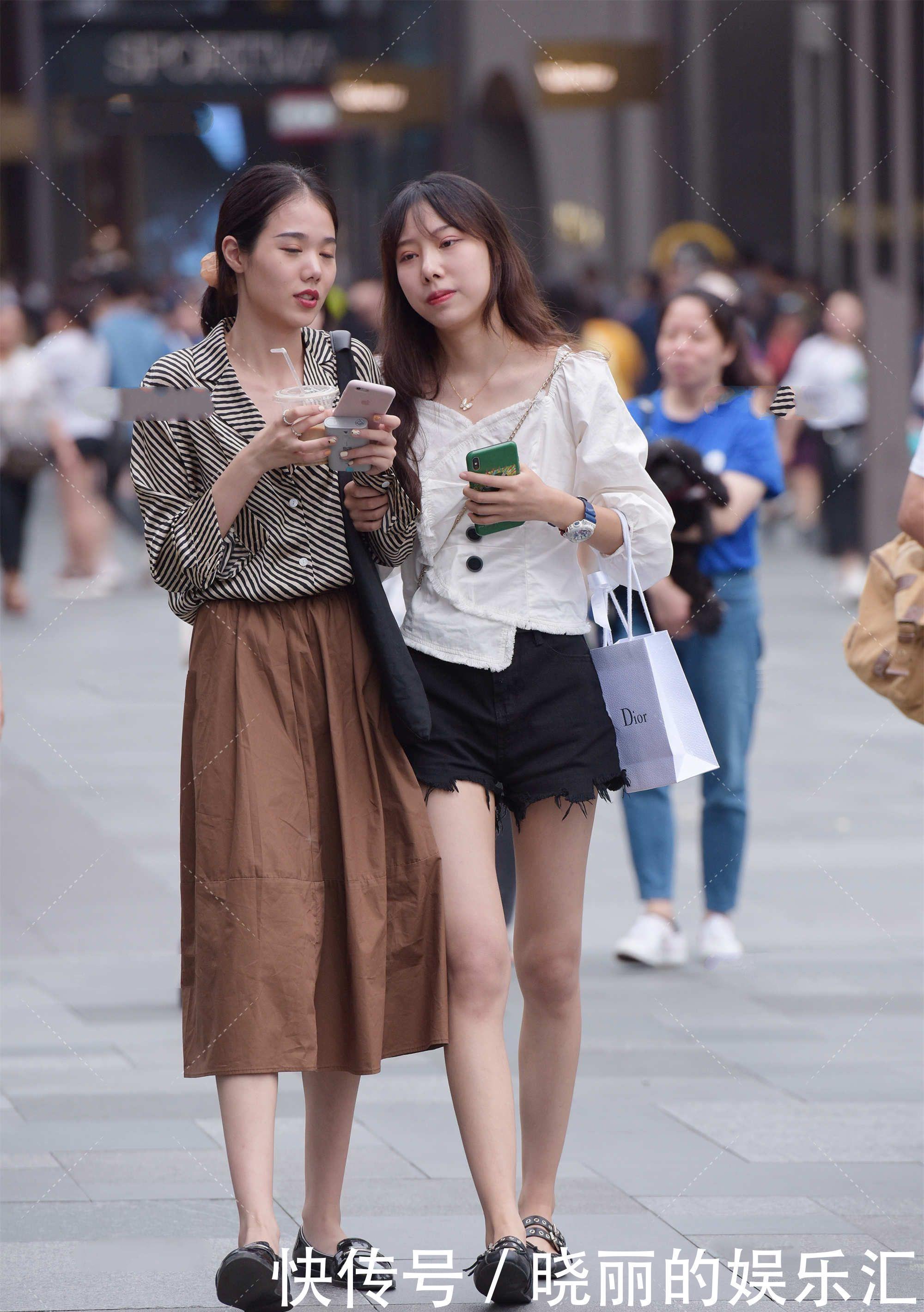 黑白|白色上衣甜美可爱，和牛仔短裤组合起来，这样的穿搭简约大方
