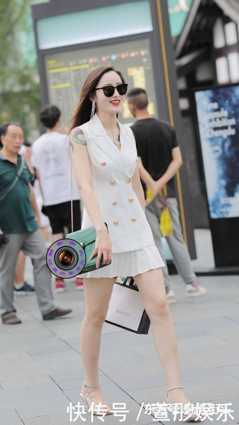 气质|无袖西装加百褶短裙，搭配水晶高跟凉鞋，展现知性优雅的时尚气质