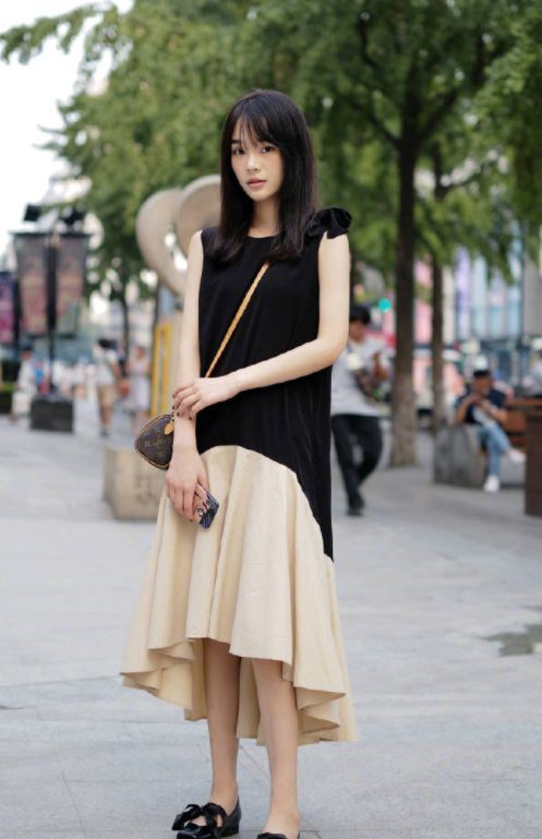 街拍：美女烟灰色吊带长裙，长发披肩，撩发的动作妩媚动人