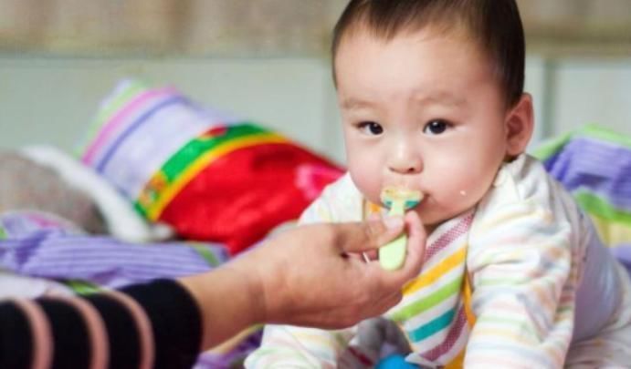 餐具|这些常见的喂娃方式,会让孩子“越来越笨”,家长快停止错误举动