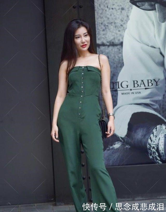 绿色连衣裙|墨绿色连衣裙搭配红色凉鞋,自信大方,气质迷人