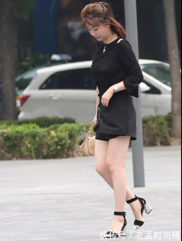 性感 街拍:在微风中走路的风韵性感少妇