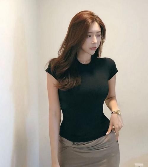 半身裙|微胖有何不好,看看她们的半身裙搭配就晓得,时尚又亮眼!