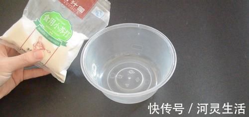 塑料打包盒不要扔, 放在卫生间里有大用处, 能帮家里省下不少钱