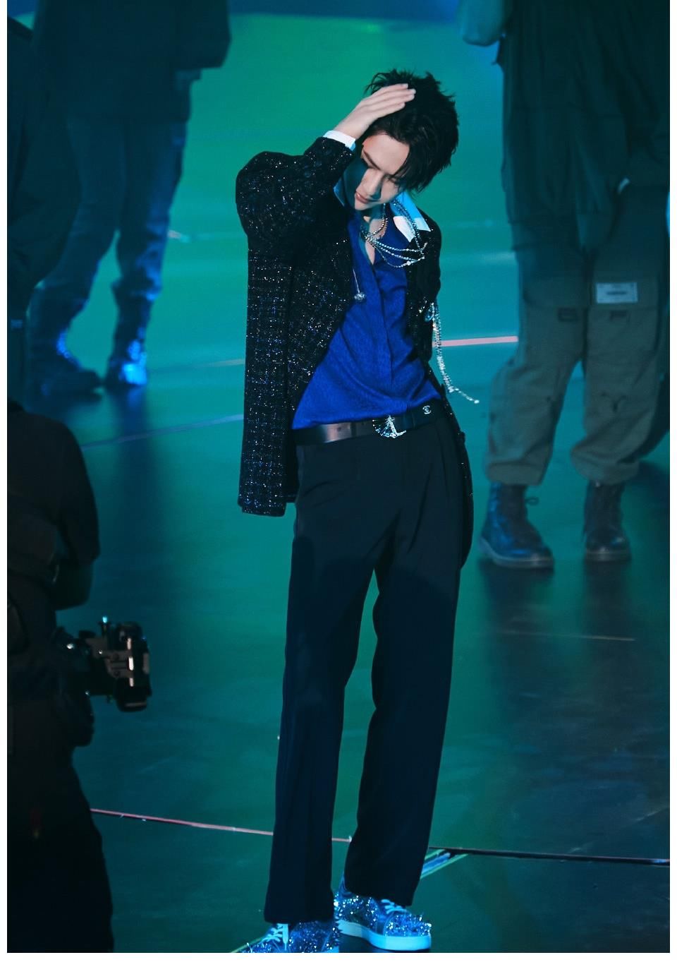 樂華|王一博綠海撐起樂華演唱會(huì)！僅四分鐘曝光量16億，主持人靠他暖場(chǎng)