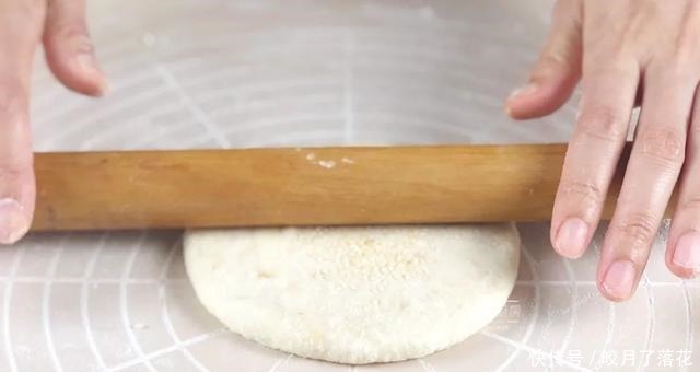 这个烧饼我都不敢经常做,不用发面、不用醒面,锅里烙一烙,连吃三个不过瘾!