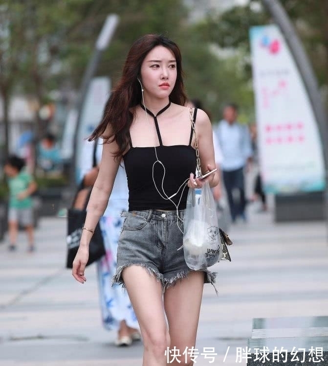 位小姐姐|街拍小姐姐一袭吊带薄纱裙,秀出优雅高贵的气质