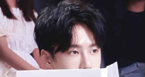 王一博太調皮被誤會，“不滿”選手砸話筒彈飛筆，藏在本后太可愛