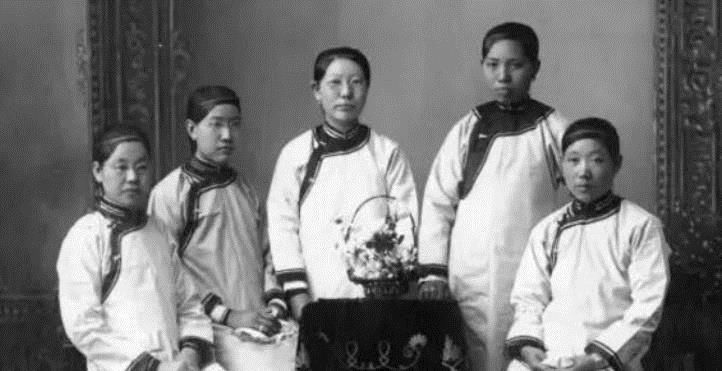 北大|清末罕见老照片：穷人家的妇女衣不蔽体，百年前的北大女学生！