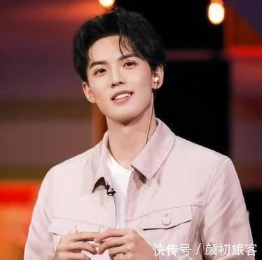 18岁公布恋情,22岁结婚婚戒不离手,简直就是漫画走出的男主