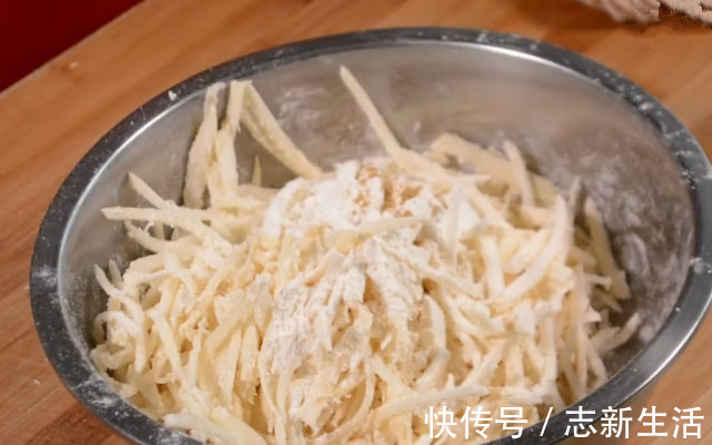 土豆换种新做法,不炒不炸不煮,全程不加一滴水,吃着比肉还香!