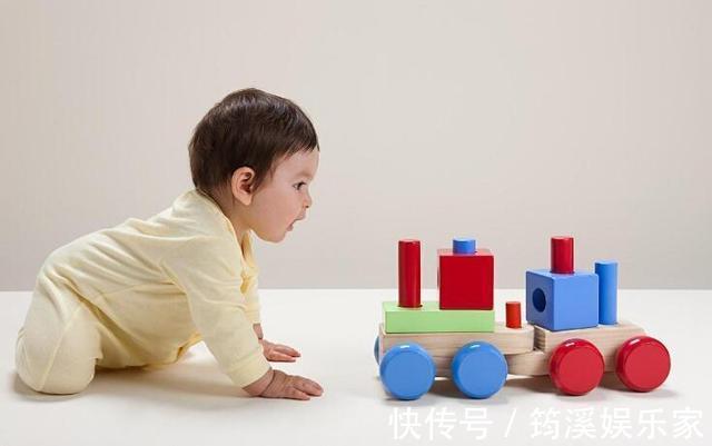 几个月|宝宝几个月会翻身和长牙,很多妈妈做错,耽误宝宝发育