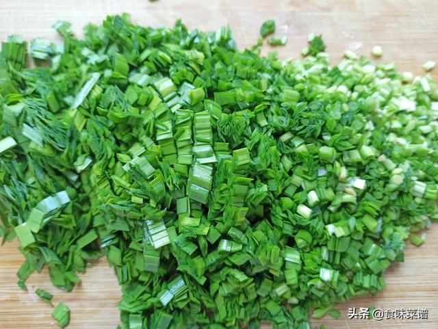 搅拌均匀|韭菜怎么搭配才好吃？分享5种不同的做法，鲜香又美味，老少皆宜