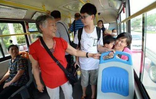 高情商|“你怀没怀我看不出来?”孕妈坐公交被大妈臭骂,孩子的话太解气