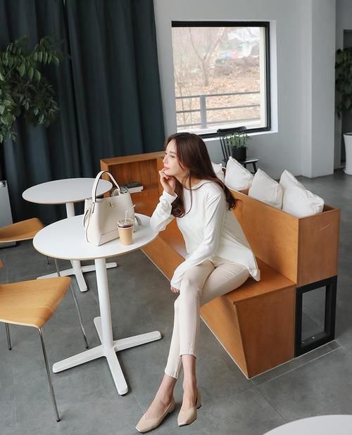 紧身裤|美女穿搭:白色紧身裤遮不住火辣身姿啊,一起欣赏吧