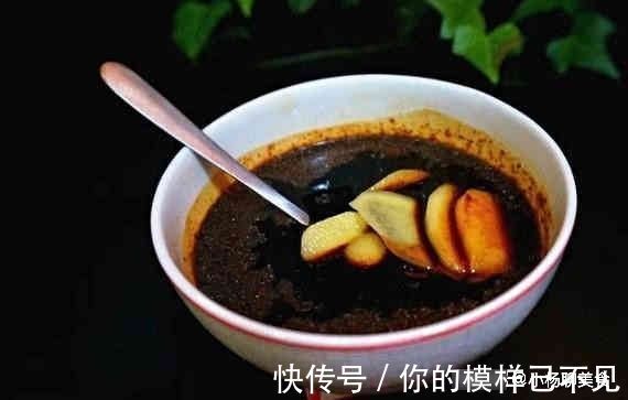 电饭锅|把整只鸡放进电饭锅，不加一滴水，出锅差点连骨头都吃了