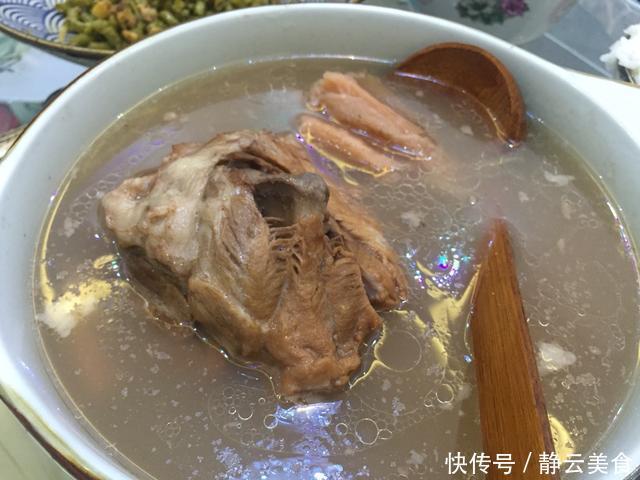 炖骨头汤时,不要直接下锅,记住5点,骨汤奶白又营养