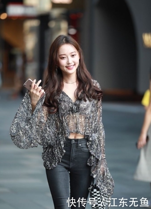 肤白貌美的小姐姐,透明上衣+牛仔裤,甜甜一笑很动人