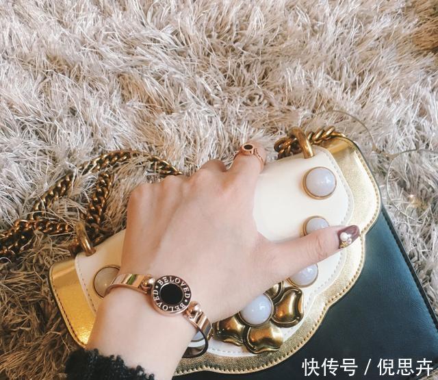 戴银手镯已经过时了,今年开始流行戴这样的手链,超好看