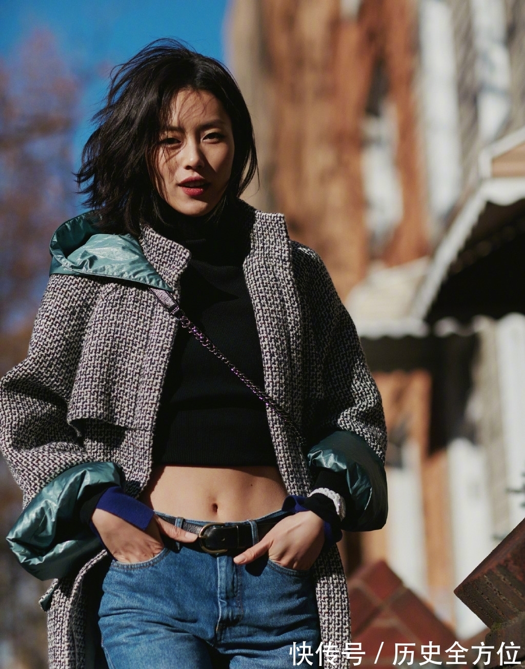 一字|刘雯穿黑色一字肩连衣裙走时装周,气质优雅大方,意外被发型抢镜