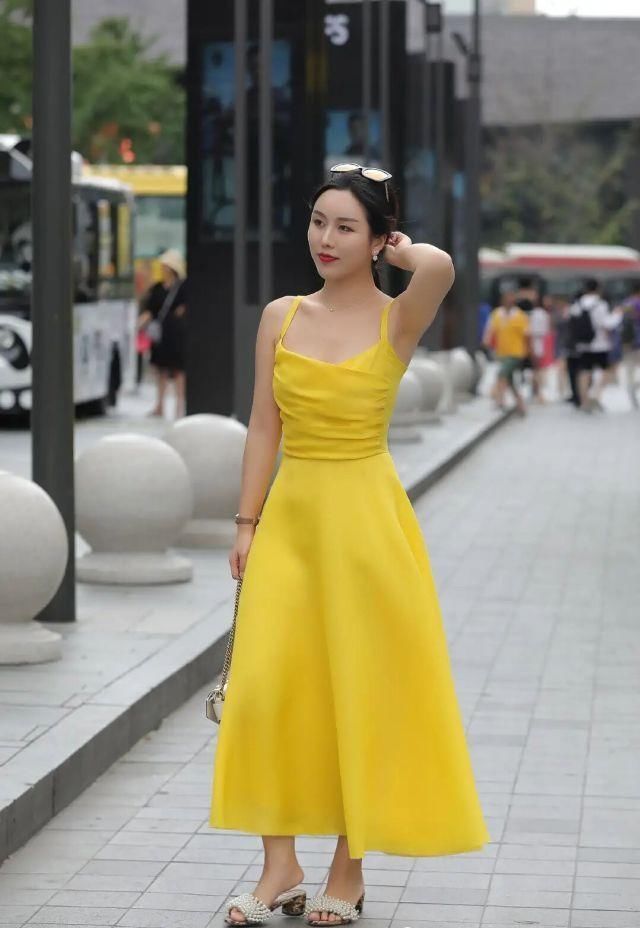 别再穿“阔腿裤+T恤”了,今夏流行“杏裙”,时髦又显白