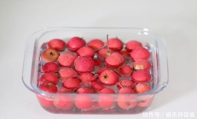 干净|10月是山楂的成熟期,撒把白糖炒一炒,开胃解馋自制干净吃得放心