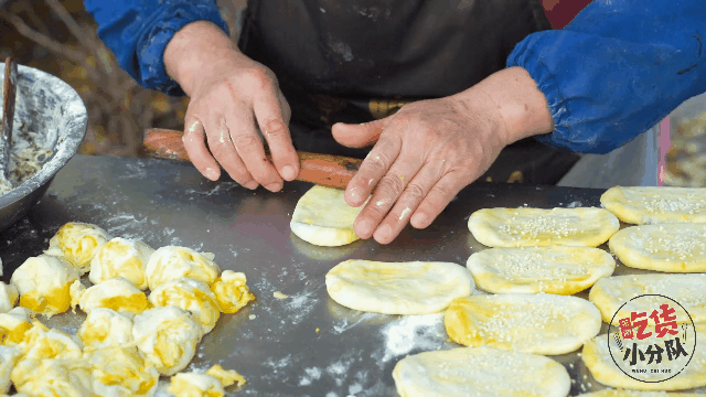 卖出|1天卖出1400个烧饼！这家“无名”烧饼摊凭什么这么火？