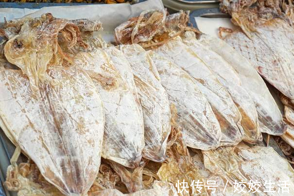 水泡|泡发干鱿鱼,只用水泡是不够的,多放2味料,鱿鱼泡得又大又新鲜