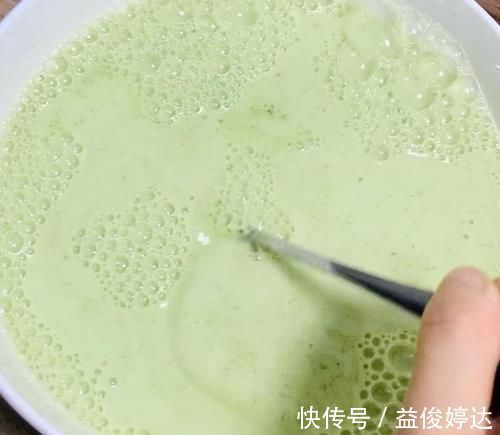 黄瓜的新做法,只需要用筷子搅一搅,拌一拌,比凉皮还好吃