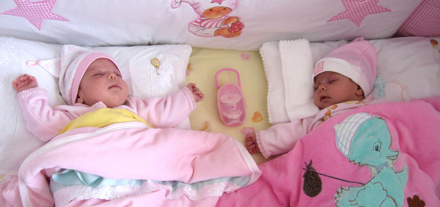 宝妈|夫妻离婚,双胞胎女儿一人得一个,半年后再见面,宝妈表情凝固