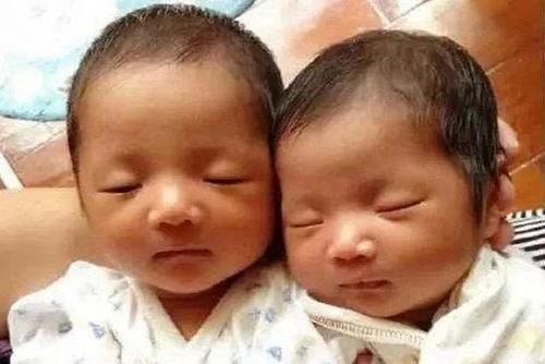 夫妻两人|双胞胎娃,一个乡下婆婆带,一个自己带,几年后见面差点没认出