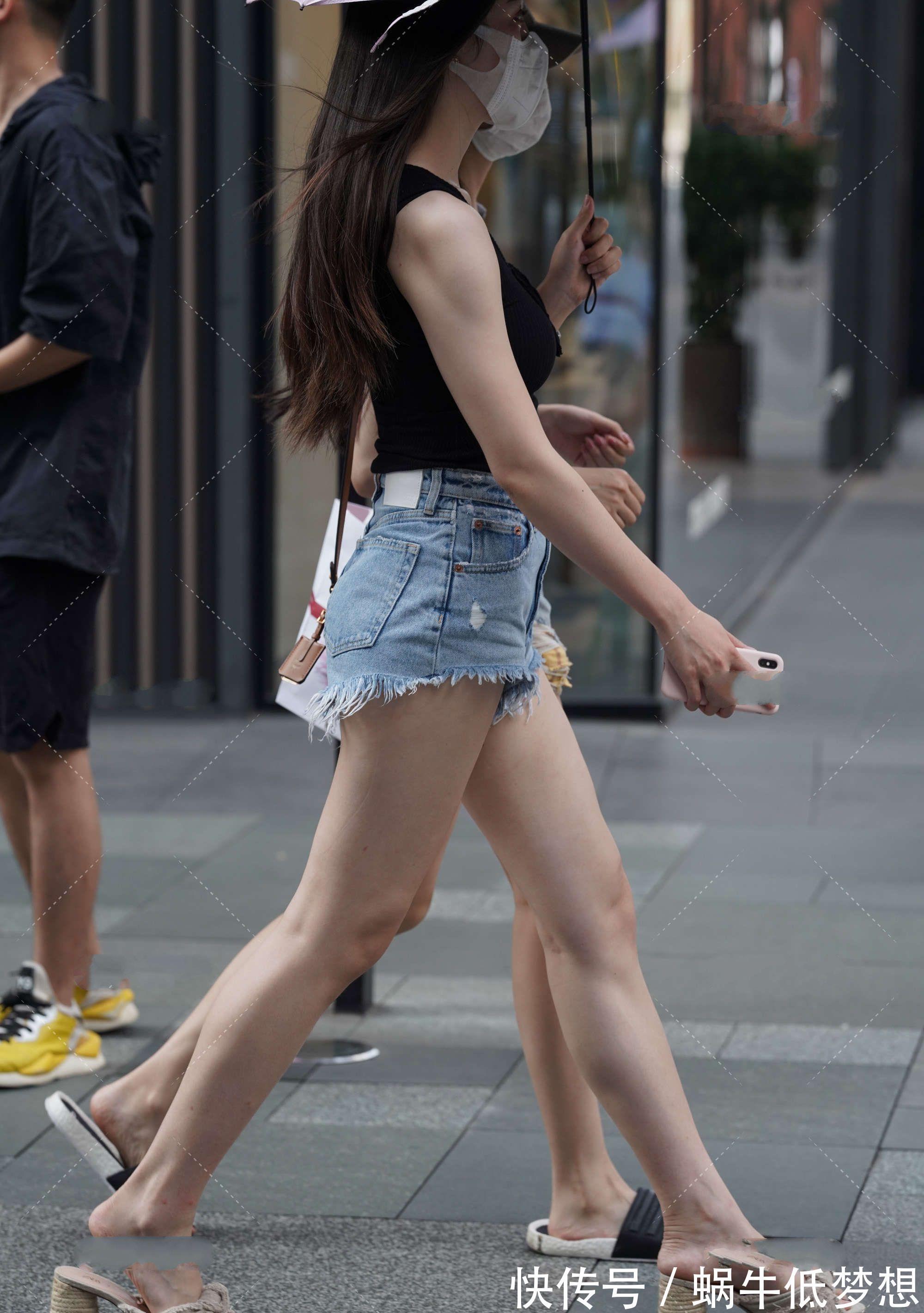 tips|黑色的无袖背心搭配牛仔短裤,穿搭特别显腿长,简单又时尚