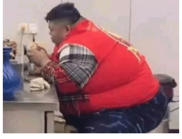 一頓飯一瓶甜面醬？600斤胖猴仔做飯太豪爽，網友喊話：悠著點吧